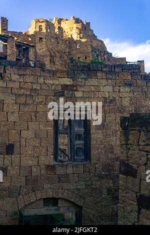 Antica finestra in legno con persiane nelle rovine del borgo abbandonato di Gamsutl, Dagestan Foto Stock