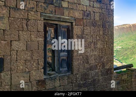 Antica finestra in legno con persiane nelle rovine del borgo abbandonato di Gamsutl, Dagestan Foto Stock