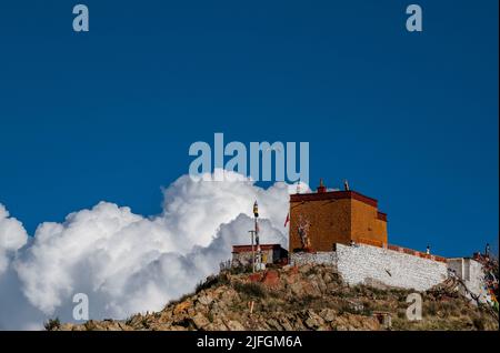 (220703) -- LHASA, 3 luglio 2022 (Xinhua) -- Foto aerea scattata il 2 luglio 2022 mostra il Tempio di Rutok vicino al Lago Yamdrok nella Contea di Nagarze di Shannan City, regione autonoma del Tibet della Cina sud-occidentale. (Xinhua/Sun Fei) Foto Stock