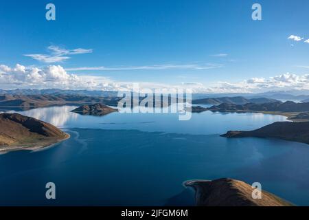 (220703) -- LHASA, 3 luglio 2022 (Xinhua) -- Foto aerea scattata il 2 luglio 2022 mostra lo scenario del lago Yamdrok nella Contea di Nagarze di Shannan City, regione autonoma del Tibet della Cina sud-occidentale. (Xinhua/Sun Fei) Foto Stock