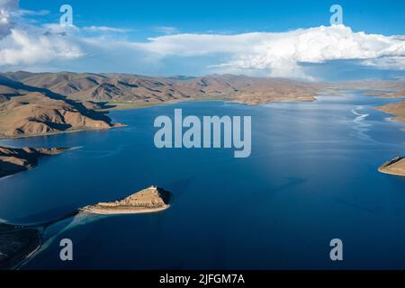 (220703) -- LHASA, 3 luglio 2022 (Xinhua) -- Foto aerea scattata il 2 luglio 2022 mostra lo scenario del lago Yamdrok nella Contea di Nagarze di Shannan City, regione autonoma del Tibet della Cina sud-occidentale. (Xinhua/Sun Fei) Foto Stock