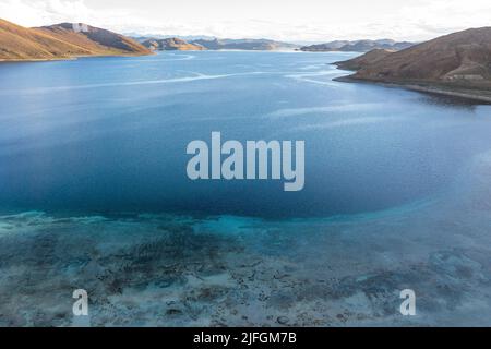 (220703) -- LHASA, 3 luglio 2022 (Xinhua) -- Foto aerea scattata il 2 luglio 2022 mostra lo scenario del lago Yamdrok nella Contea di Nagarze di Shannan City, regione autonoma del Tibet della Cina sud-occidentale. (Xinhua/Sun Fei) Foto Stock