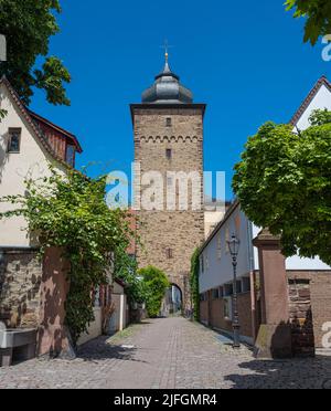 Vista della torre Basler Tor di Durlach con belle vecchie case. Karlsruhe, Baden-Wuerttemberg, Germania, Europa Foto Stock