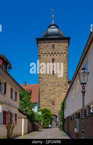Vista della torre Basler Tor di Durlach con belle vecchie case. Karlsruhe, Baden-Wuerttemberg, Germania, Europa Foto Stock