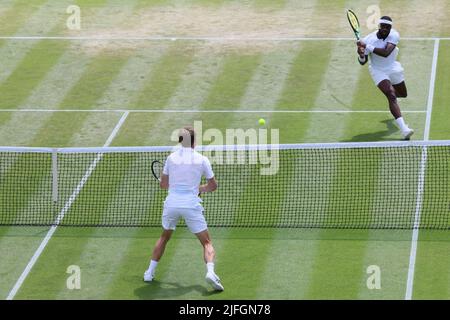 Londra, Regno Unito. 03rd luglio 2022. Londra, Regno Unito. 03rd luglio 2022. Il belga David Goffin e l'americano Frances Tiafoe hanno rappresentato in azione durante il quarto round del torneo maschile di tennis femminile al torneo di tennis Wimbledon Grand slam del 2022 all'All England Tennis Club, nel sud-ovest di Londra, in Gran Bretagna, domenica 03 luglio 2022. BELGA PHOTO BENOIT DOPPAGNE Credit: Belga News Agency/Alamy Live News Credit: Belga News Agency/Alamy Live News Foto Stock