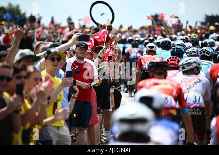Vejle a Sonderborg, Danimarca. 3rd luglio 2022. Sonderborg, Danimarca. 03rd luglio 2022. Gli appassionati di ciclismo acclamano la terza tappa della gara ciclistica Tour de France, 182km da Vejle a Sonderborg, Danimarca, domenica 03 luglio 2022. Il Tour de France di quest'anno si svolge dal 01 al 24 luglio 2022 e inizia con tre tappe in Danimarca. BELGA PHOTO JASPER JACOBS Credit: Belga News Agency/Alamy Live News Credit: Belga News Agency/Alamy Live News Foto Stock