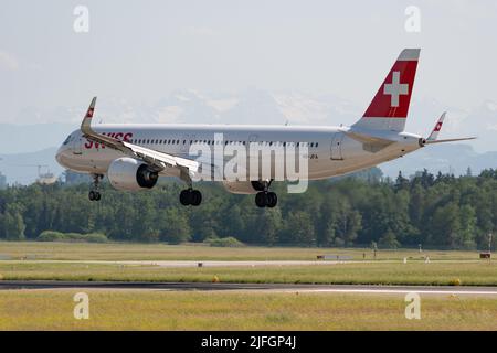 Zurigo, Svizzera, 20 maggio 2022 l'Airbus Swiss International Airlines A321-271NX arriva sulla pista 14 Foto Stock