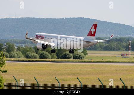 Zurigo, Svizzera, 20 maggio 2022 l'Airbus Swiss International Airlines A321-271NX arriva sulla pista 14 Foto Stock