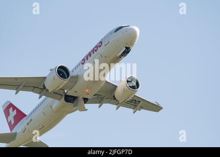 Zurigo, Svizzera, 20 maggio 2022 l'Airbus Swiss International Airlines A320-271N parte dalla pista 32 Foto Stock