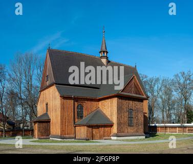 Vecchia larice gotica in legno Chiesa Parrocchiale di San Bartolomeo a Mogiła, Cracovia, Polonia. Costruito nel 15th secolo con successive modifiche nel 18th secolo Foto Stock