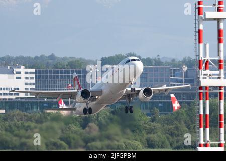 Zurigo, Svizzera, 20 maggio 2022 l'aereo Swiss International Airlines Airbus A321-111 decolla dalla pista 32 Foto Stock