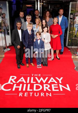 Cast and crew attending the world premiere of The Railway Children Return at Keighley Picture House Cinema, Keighley, West Yorkshire. Picture date: Sunday July 3, 2022. Foto Stock