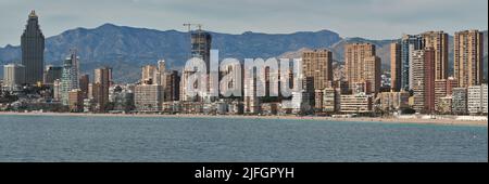 Vista panoramica di Playa Poniente dal porto di pescatori della città di Benidorm, provincia di Alicante, Comunità Valenciana, Spagna, Europa Foto Stock