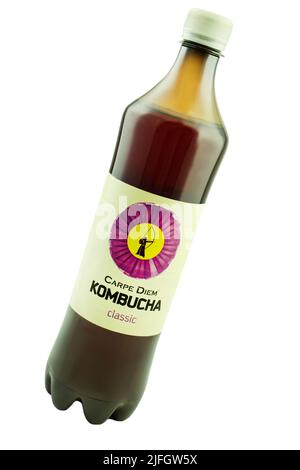 Amburgo, Germania - 30 giugno 2022: Kombucha drink su sfondo bianco Foto Stock