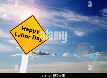 Labor Day è una festa federale degli Stati Uniti d'America. Testo per Happy Labor Day su cartello giallo con cielo blu sfocato e sfondo nuvoloso con Foto Stock