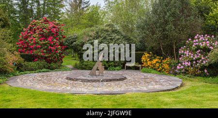 Sundial gigante presso i Giardini Attadale, Strathcarron, Wester Ross, Scozia Foto Stock