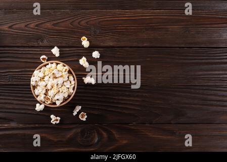 Spuntino a base di mais in un secchio di carta sul tavolo da cucina con vista panoramica Foto Stock