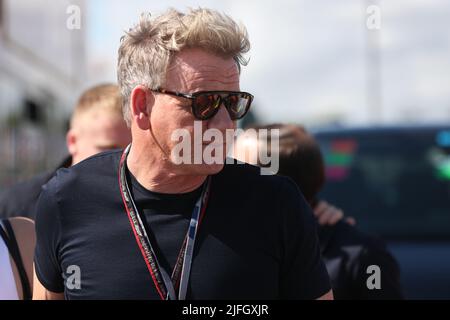 3rd luglio 2022, Silverstone Circuit, Silverstone, Northamptonshire, Inghilterra: Gran premio britannico F1, giorno di gara: Gordon Ramsay arriva al paddock Foto Stock