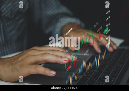 Business man analisi borsa candeliere e grafici di investimenti economici finanziari al computer portatile. Foto Stock