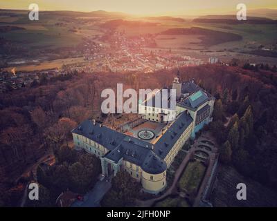 Uno scatto aereo dello storico castello di Zbiroh nella Repubblica Ceca Foto Stock