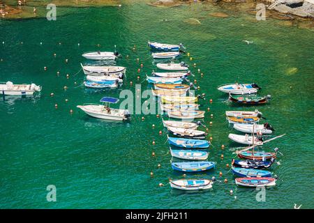 Vista su un gruppo di piccole imbarcazioni ormeggiate nel porto dell'antico borgo di Vernazza, Parco Nazionale delle cinque Terre, Liguria, Italia, Europa. Foto Stock