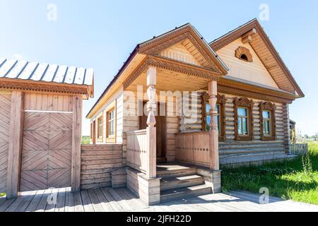 Samara, Russia - 25 giugno 2022: Complesso etnoculturale 'Parco dell'amicizia popolare'. Tradizionale casa in legno mordoviano con decorazioni intagliate da Foto Stock