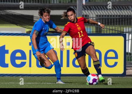 Valentina Giacinti d'Italia e Marta Cardona De Miguel di Spagna, gareggiano per la palla durante la partita femminile internazionale amichevole tra Italia e Spagna al Teofilo Patini Stadium il 01 luglio 2022 a Castel di Sangro, Italia. Â Foto: Cinzia Camela. Foto Stock