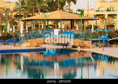 Piscina vuota in un villaggio turistico in Egitto, località turistica sulla costa del Mar Rosso, deserto del Sahara, Marsa Alam, Africa. Foto Stock