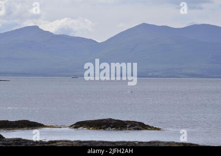 Le cime dell'isola di Mull viste dalla terraferma vicino Oban, Argyll e Bute, Scozia, Regno Unito Foto Stock