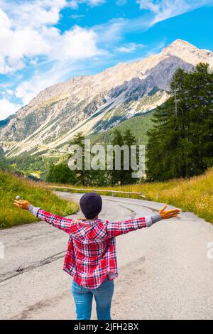 Vista posteriore di turista felice nel tempo libero trekking avventura all'aperto. Paesaggio del parco nazionale di montagna. Persone che ammirano la natura durante le vacanze estive Foto Stock