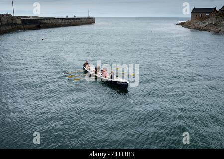 Addestramento di Rowing di Gig a Porthleven, Cornovaglia Foto Stock