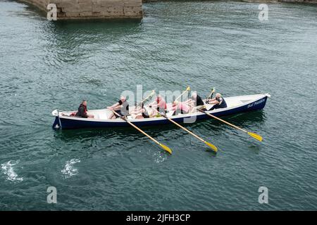 Addestramento di Rowing di Gig a Porthleven, Cornovaglia Foto Stock