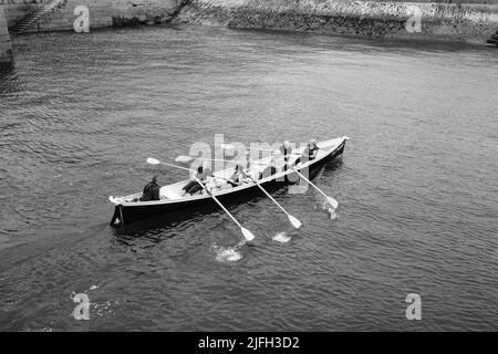 Addestramento di Rowing di Gig a Porthleven, Cornovaglia Foto Stock