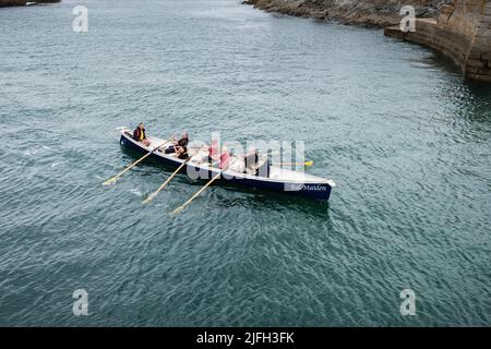 Addestramento di Rowing di Gig a Porthleven, Cornovaglia Foto Stock