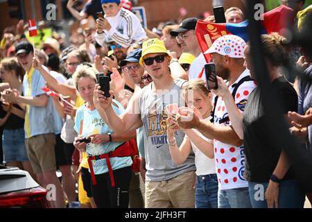 Vejle a Sonderborg, Danimarca. 3rd luglio 2022. Sonderborg, Danimarca. 03rd luglio 2022. Gli appassionati di ciclismo acclamano la terza tappa della gara ciclistica Tour de France, 182km da Vejle a Sonderborg, Danimarca, domenica 03 luglio 2022. Il Tour de France di quest'anno si svolge dal 01 al 24 luglio 2022 e inizia con tre tappe in Danimarca. BELGA PHOTO JASPER JACOBS Credit: Belga News Agency/Alamy Live News Credit: Belga News Agency/Alamy Live News Foto Stock