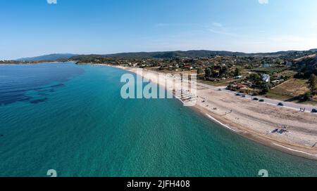 Sithonia Chalkidiki, Grecia. Ormos Panagias vista aerea drone baia, spiaggia sabbiosa e cielo blu chiaro, soleggiata giorno d'estate. Foto Stock