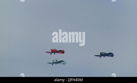 La squadra turbolenta all'Herne Bay Air Show nel 2016, l'aereo destinato all'esposizione è visto a destra che si è schiantato non molto tempo dopo che questa foto è stata scattata. Foto Stock