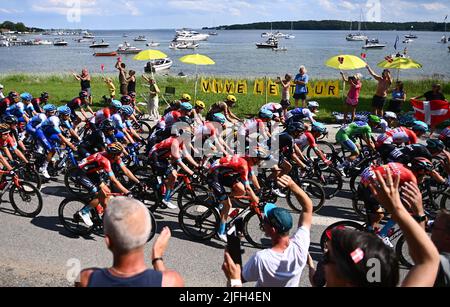Vejle a Sonderborg, Danimarca. 3rd luglio 2022. Sonderborg, Danimarca. 03rd luglio 2022. Gli appassionati di ciclismo acclamano la terza tappa della gara ciclistica Tour de France, 182km da Vejle a Sonderborg, Danimarca, domenica 03 luglio 2022. Il Tour de France di quest'anno si svolge dal 01 al 24 luglio 2022 e inizia con tre tappe in Danimarca. BELGA PHOTO JASPER JACOBS Credit: Belga News Agency/Alamy Live News Credit: Belga News Agency/Alamy Live News Foto Stock