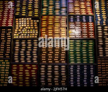 Leavesden, Regno Unito - Gennaio 9th 2022: Scaffali di scatole di baccelli al tour Making of Harry Potter al Warner Bros. Studios di Leavesden, vicino Londra, Regno Unito. Foto Stock