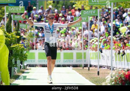 Roth, Germania. 03rd luglio 2022. Il vincitore maschile del Triathlon Challenge Roth di quest'anno, Magnus Ditlev in Danimarca, supera il traguardo. Credit: Nicolas Armer/dpa/Alamy Live News Foto Stock