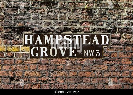 Primo piano di un cartello vintage per Hampstead Grove, nella zona di Hampstead di Londra, Regno Unito. Foto Stock