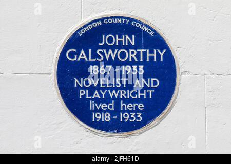 Londra, UK - Maggio 19th 2022: Una targa blu nella zona di Hampstead di Londra, Regno Unito, che segna dove un tempo viveva il famoso romanziere e drammaturgo John Galsworthy Foto Stock
