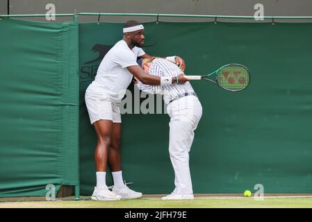 Londra, Regno Unito. 03rd luglio 2022. American Frances Tiafoe e un giudice di linea raffigurati durante una partita di tennis tra il belga Goffin e il americano Tiafoe nel quarto round del torneo maschile di tennis singolo al torneo di tennis Wimbledon Grand Slam 2022 all'All England Tennis Club, nel sud-ovest di Londra, in Gran Bretagna, domenica 03 luglio 2022. BELGA PHOTO BENOIT DOPPAGNE Credit: Belga News Agency/Alamy Live News Foto Stock