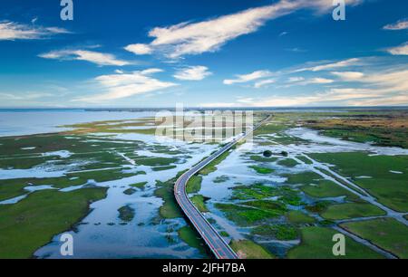 Vista aerea della strada Chalerm Phra Kiat di giorno a Thale noi, Phatthalung, Thailandia Foto Stock