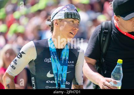 Roth, Germania. 03rd luglio 2022. Il vincitore tedesco del Triathlon Challenge Roth di quest'anno, Anne Haug, supera il traguardo. Credit: Nicolas Armer/dpa/Alamy Live News Foto Stock