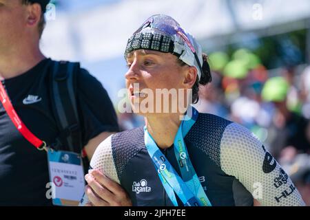 Roth, Germania. 03rd luglio 2022. Il vincitore tedesco del Triathlon Challenge Roth di quest'anno, Anne Haug, supera il traguardo. Credit: Nicolas Armer/dpa/Alamy Live News Foto Stock