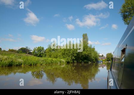 Lungo il lato di una barca stretta ormeggiata sul canale Shropshire Union Foto Stock