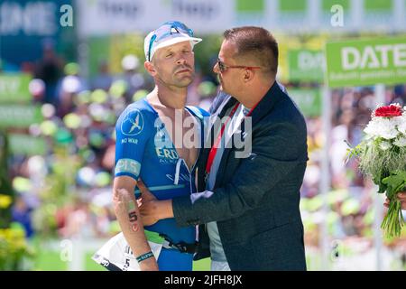 Roth, Germania. 03rd luglio 2022. Il secondo classificato maschile al Triathlon Challenge Roth di quest'anno, Patrick Lange in Germania, supera il traguardo. Credit: Nicolas Armer/dpa/Alamy Live News Foto Stock