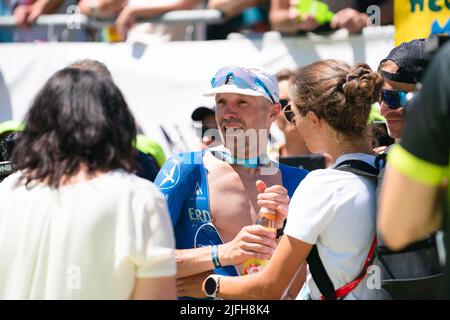 Roth, Germania. 03rd luglio 2022. Il secondo classificato maschile al Triathlon Challenge Roth di quest'anno, Patrick Lange in Germania, supera il traguardo. Credit: Nicolas Armer/dpa/Alamy Live News Foto Stock