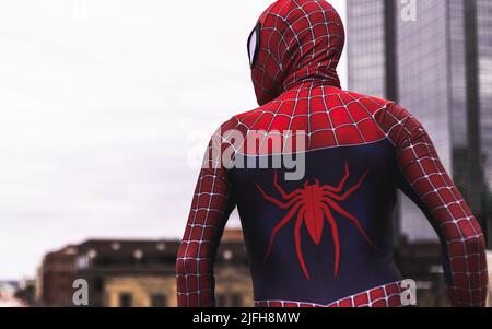 Una vista posteriore di Spider-Man che guarda agli edifici nel centro di Fort Worth Foto Stock